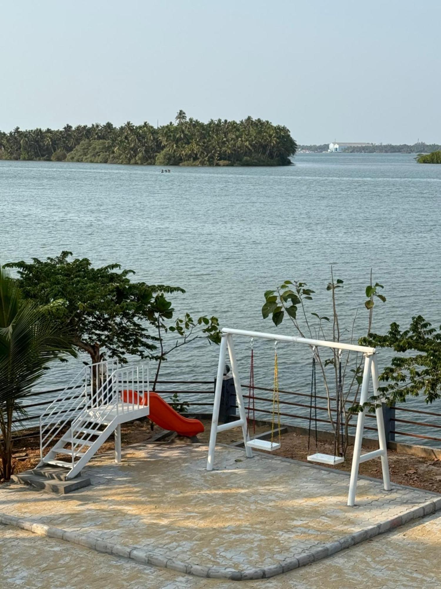 The Backwater Homestay อูดุปปี ภายนอก รูปภาพ
